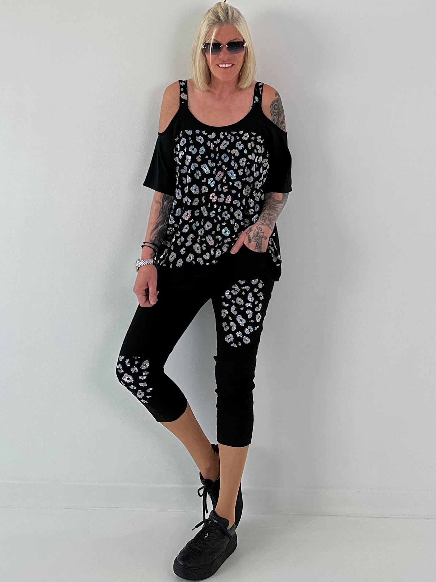 Shirt mit Cold Shoulder und Leo Strass - schwarz