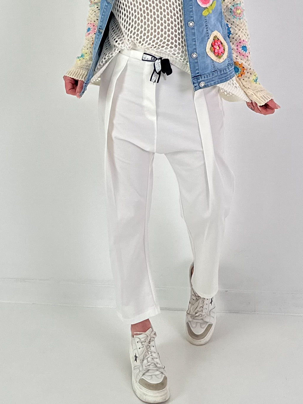 Trousers with wide pleats - white