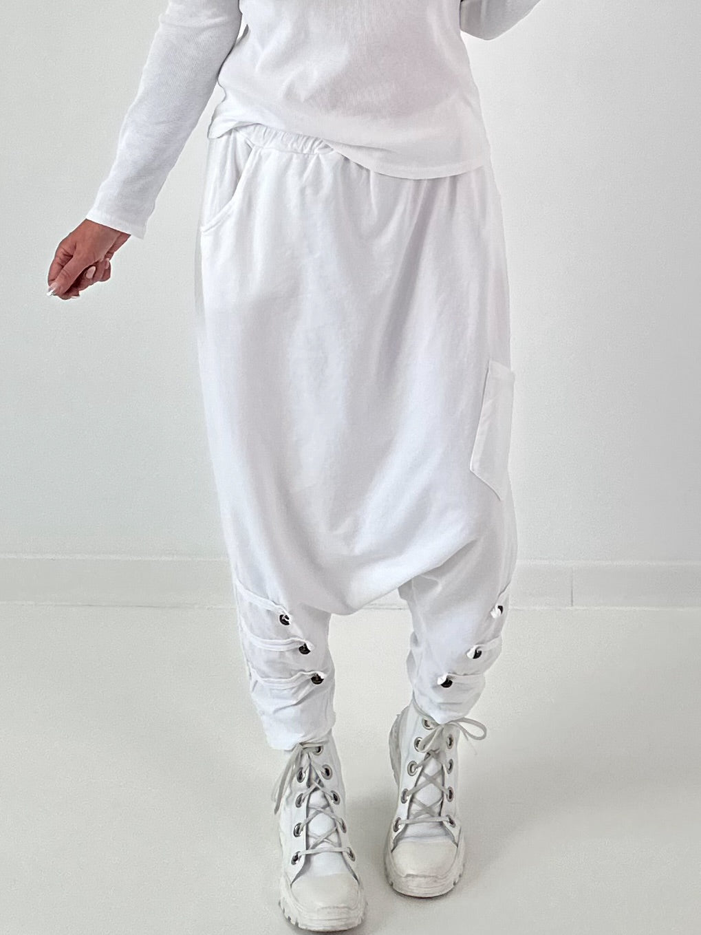Haremhose mit Knopfdetails - weiss