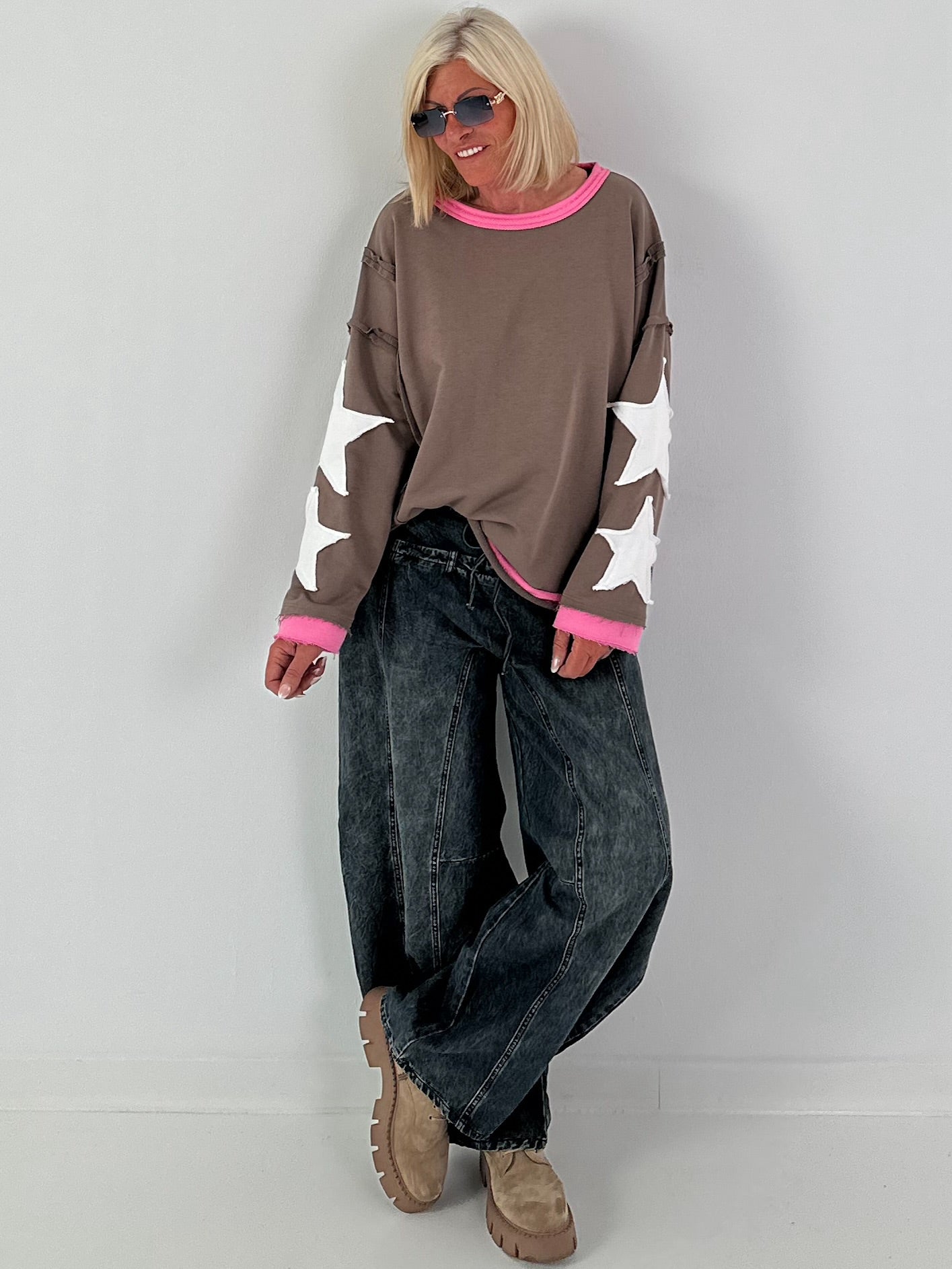 Sweatshirt with trendy star elements - taupe