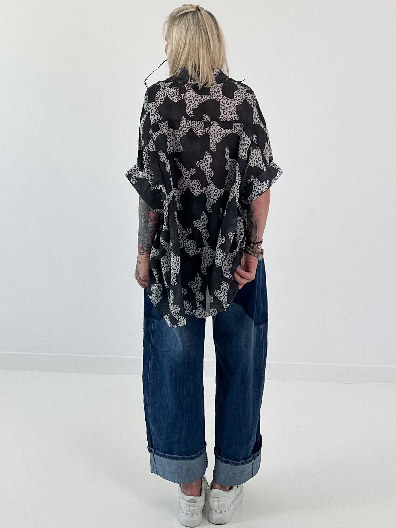 Leichte oversized Bluse mit Muster - schwarz-beige