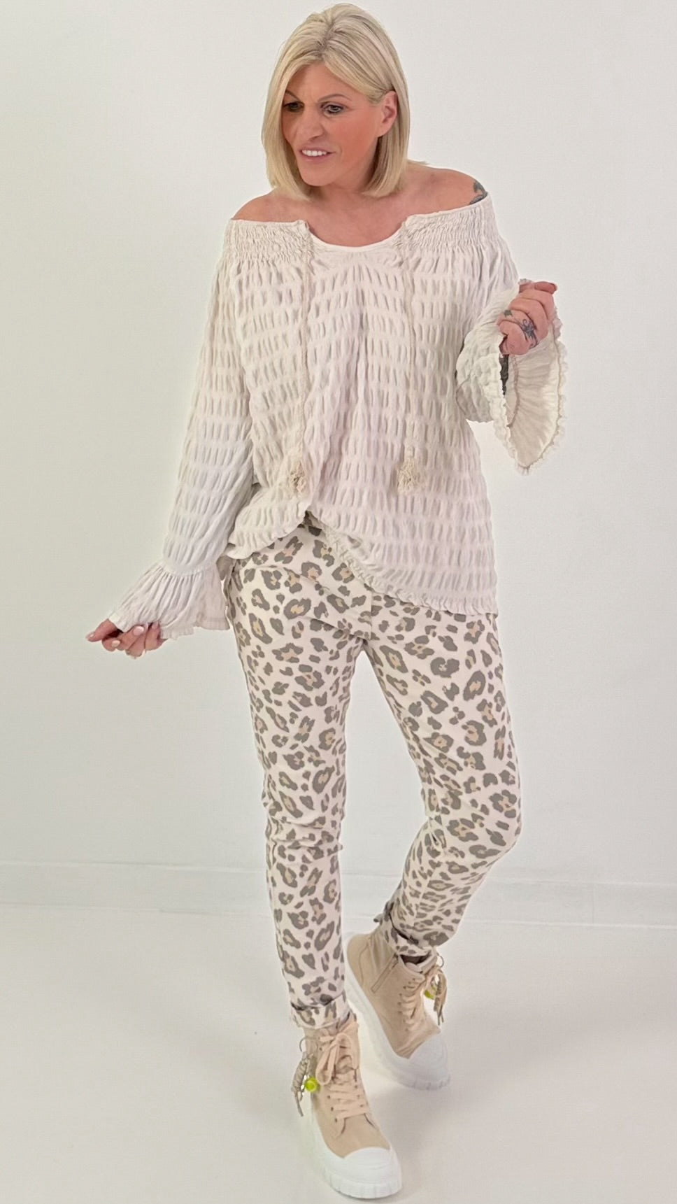 Structured tunic with tie belt and flounced sleeves - beige
