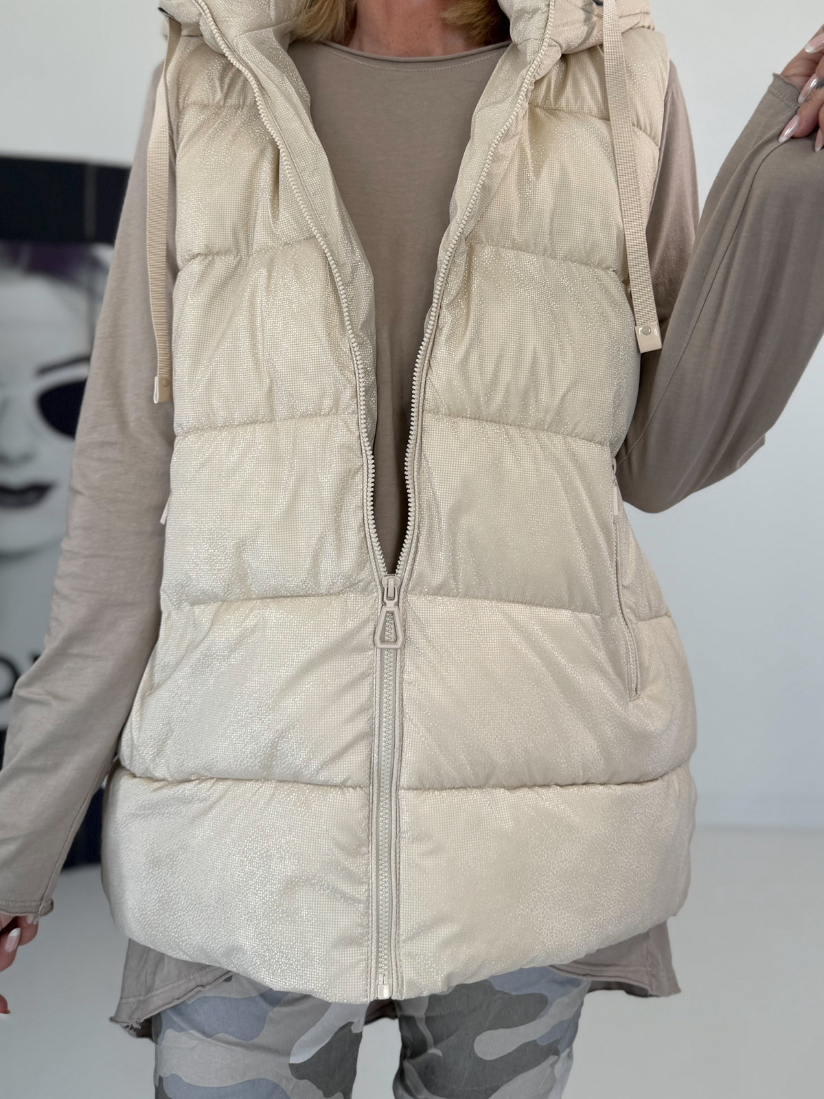 Weste mit schimmerndem Finish und Kapuze - beige