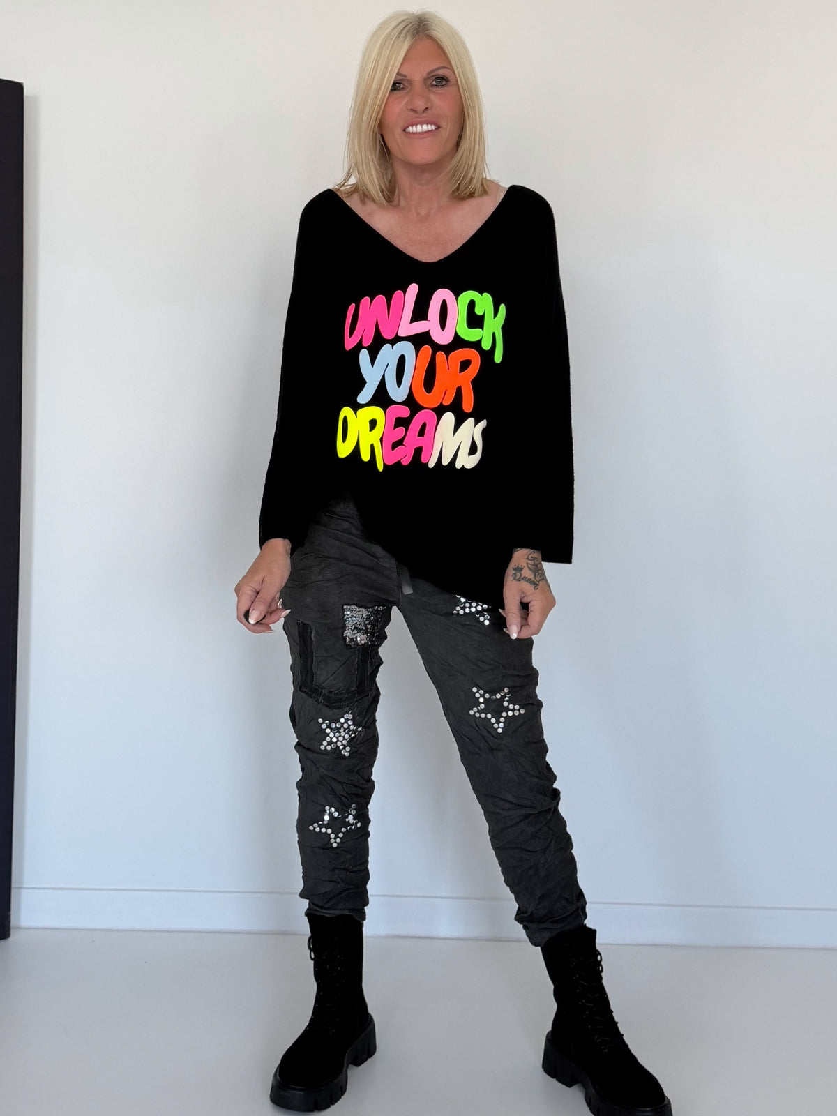V-hals trui Unlock Your Dreams - zwart-meerkleurig