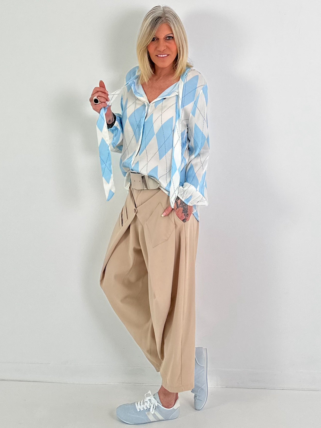 Bluse mit Bindebändern - hellblau