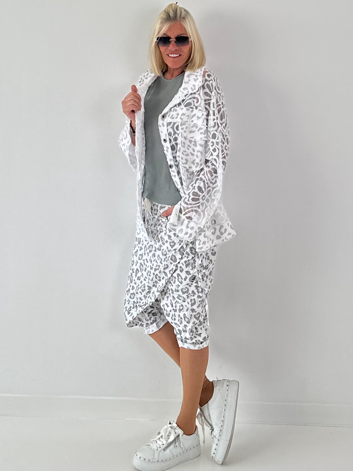 Jeansjacke mit Leo und floralem Netzeinsatz - weiss