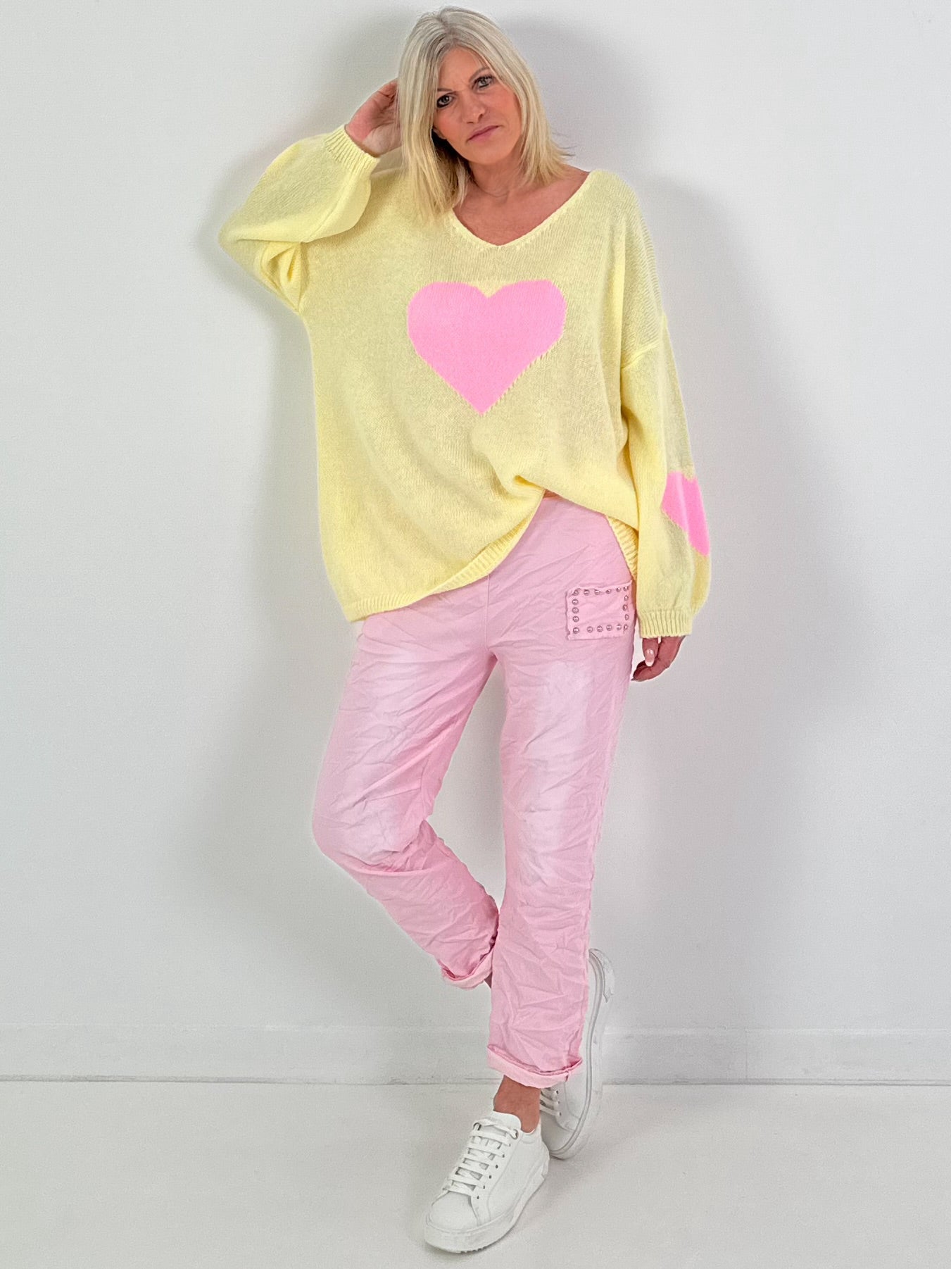 Oversized Pullover Modell "Heart Flair" - gelb