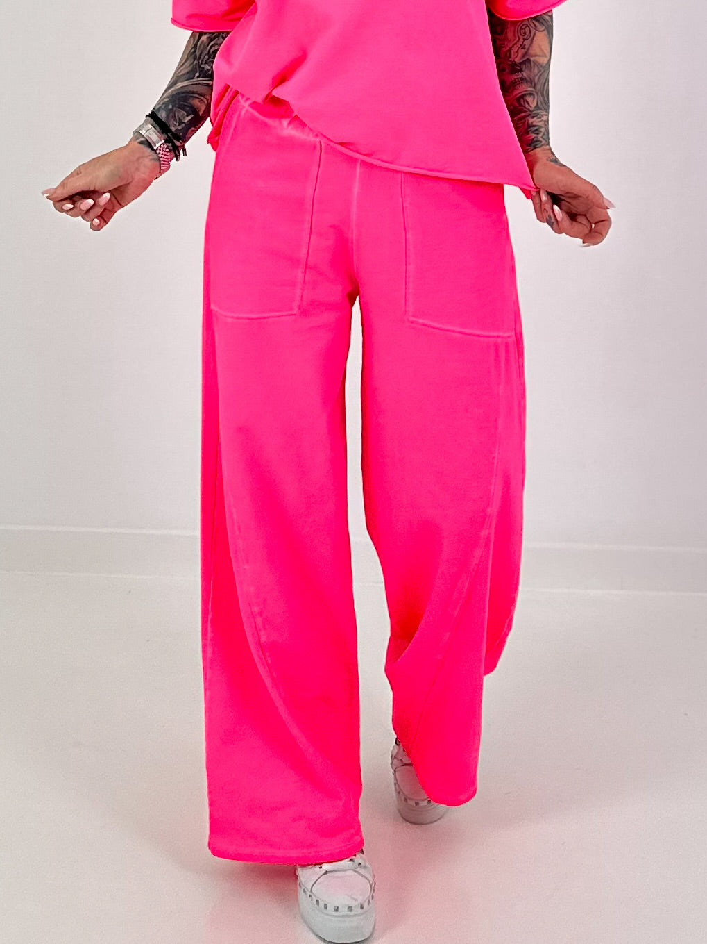 Sweatpants with large side pockets - neon pink