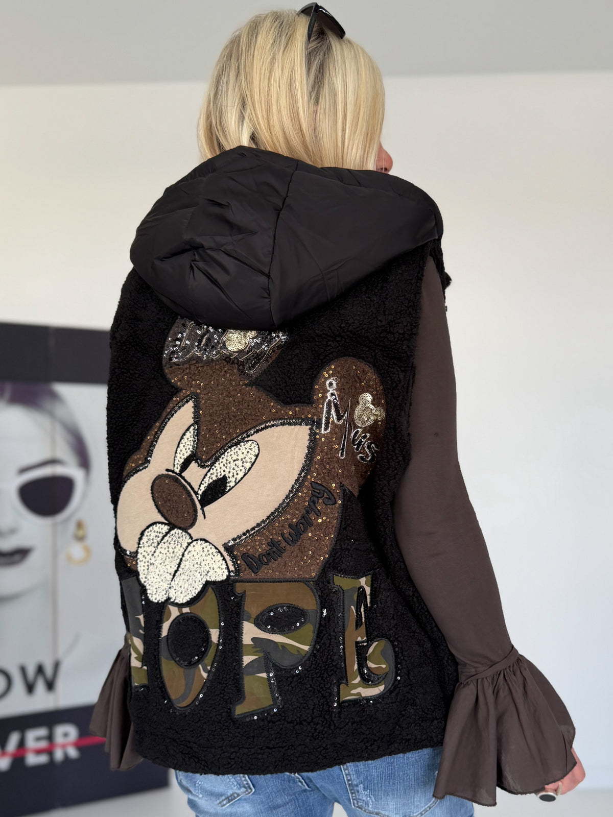 Weste in Teddy-Fur-Optik mit Kapuze - schwarz-mehrfarbig