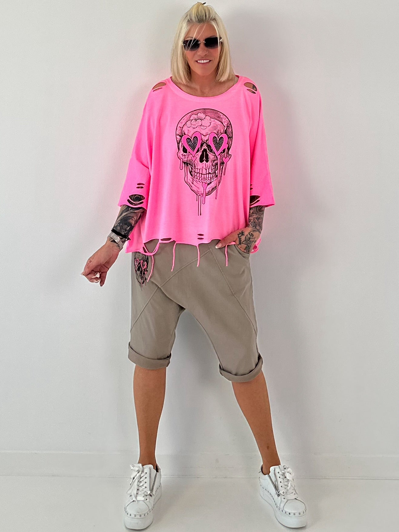 Oversized Shirt mit Cut Outs und Skull - neonpink