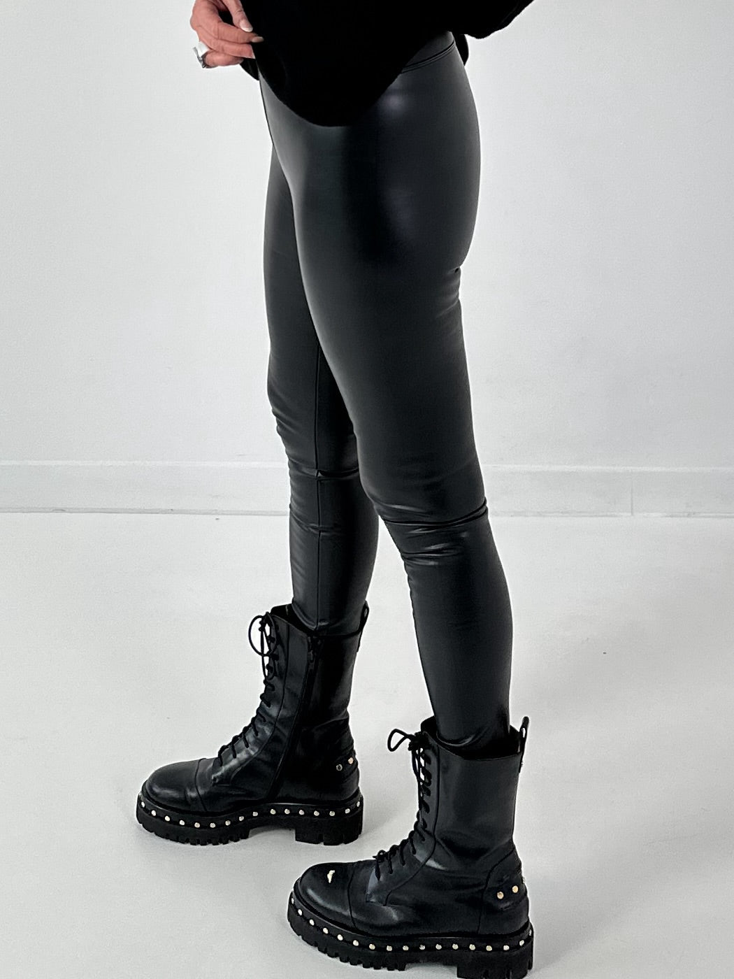 Leather-look leggings, model "Matte Move" - ​​black