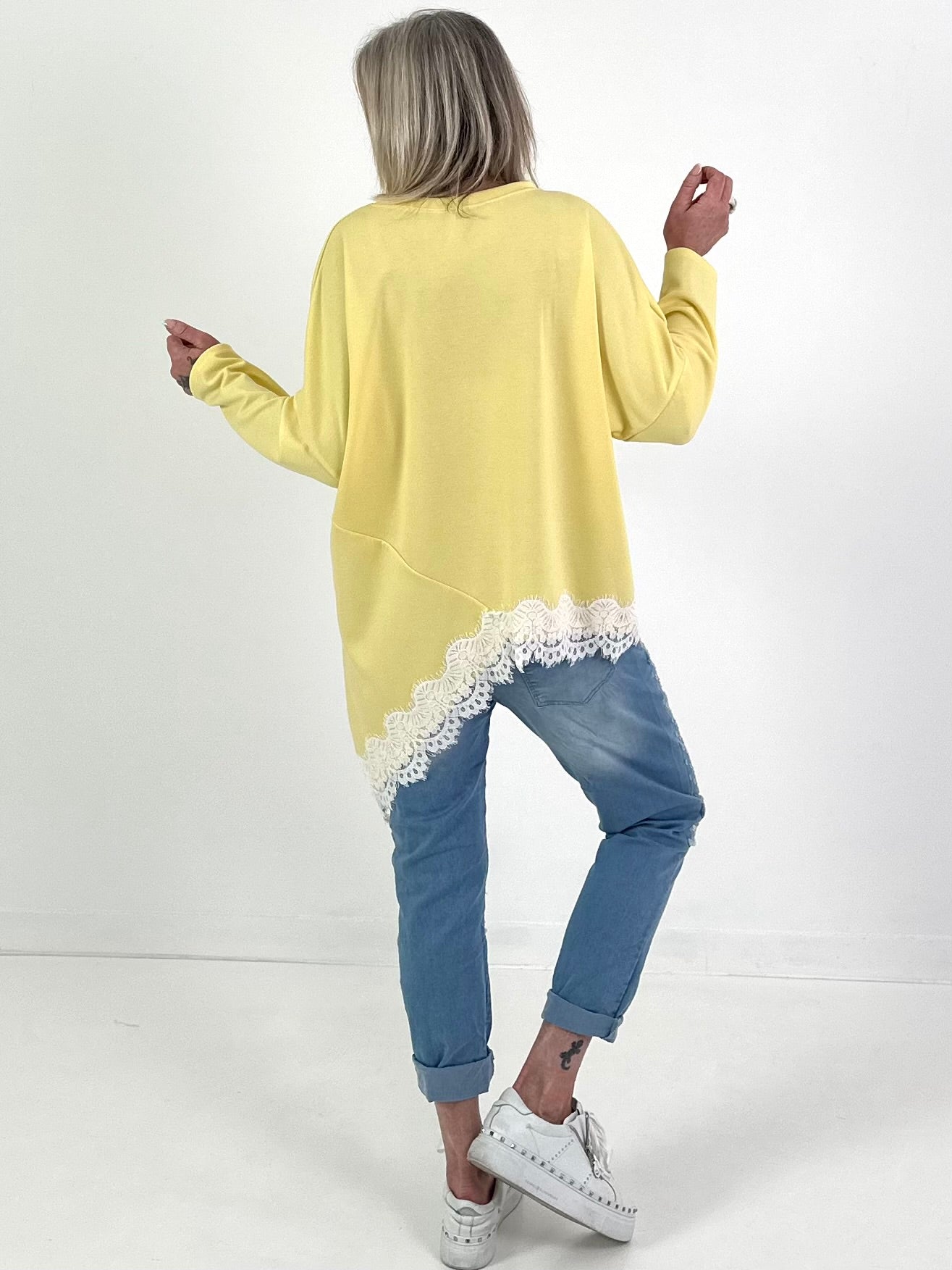 Trui met kanten details - geel