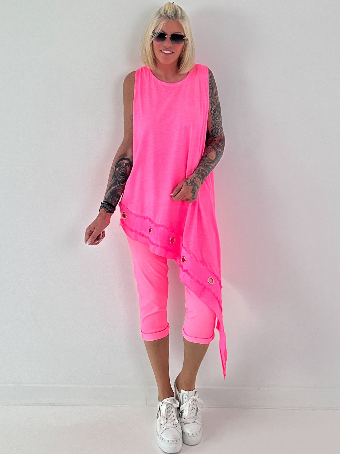 Asymmetrisches Long Top mit Ösen und Jeansdetail - neonpink