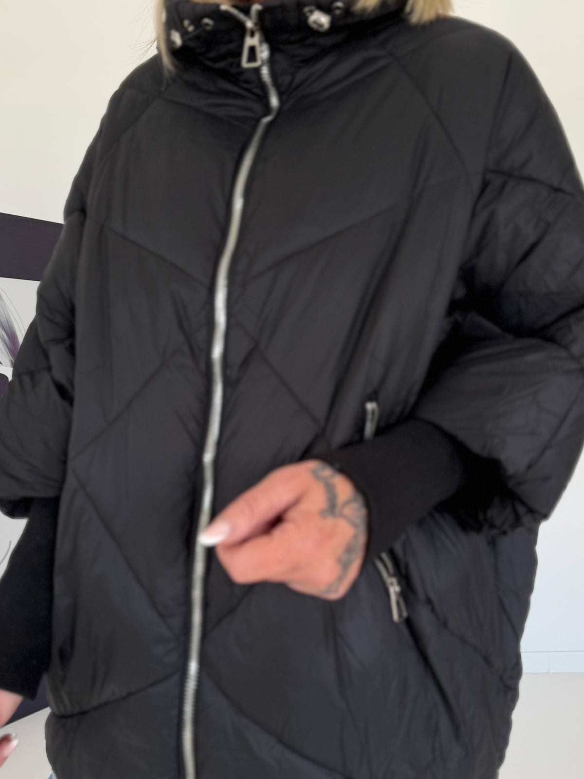 Oversized Steppjacke mit Stulpenärmeln und Kapuze - schwarz