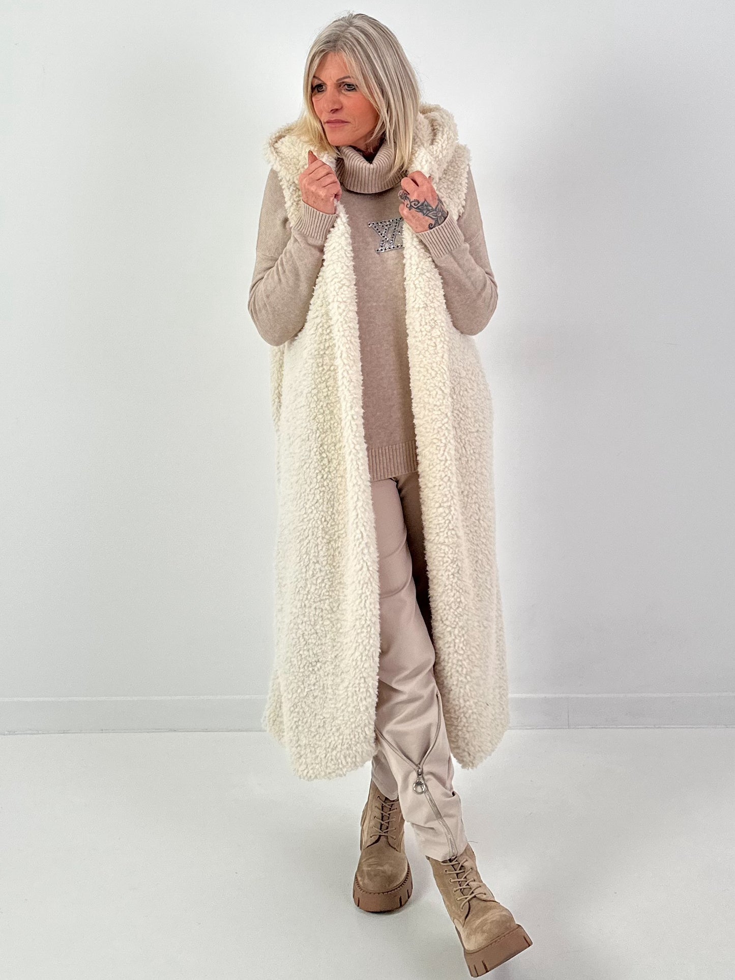 Long vest model "Leo Layers" - ecru