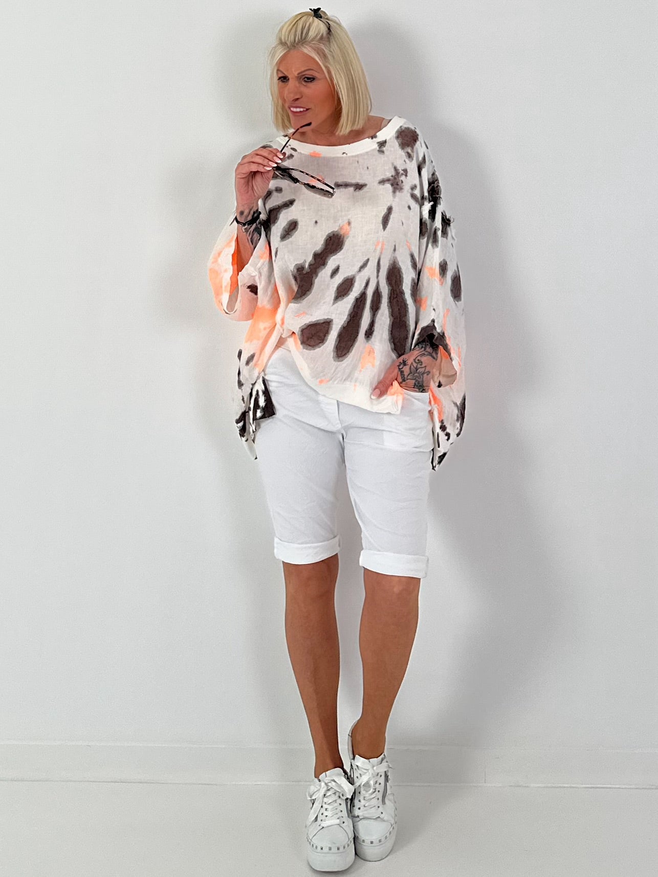 Oversized Batik Leinen Shirt - weiss-neonorange-dunkelbraun