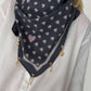 Dreieckstuch mit All Over Herz-Print und Charms - anthrazit-beige