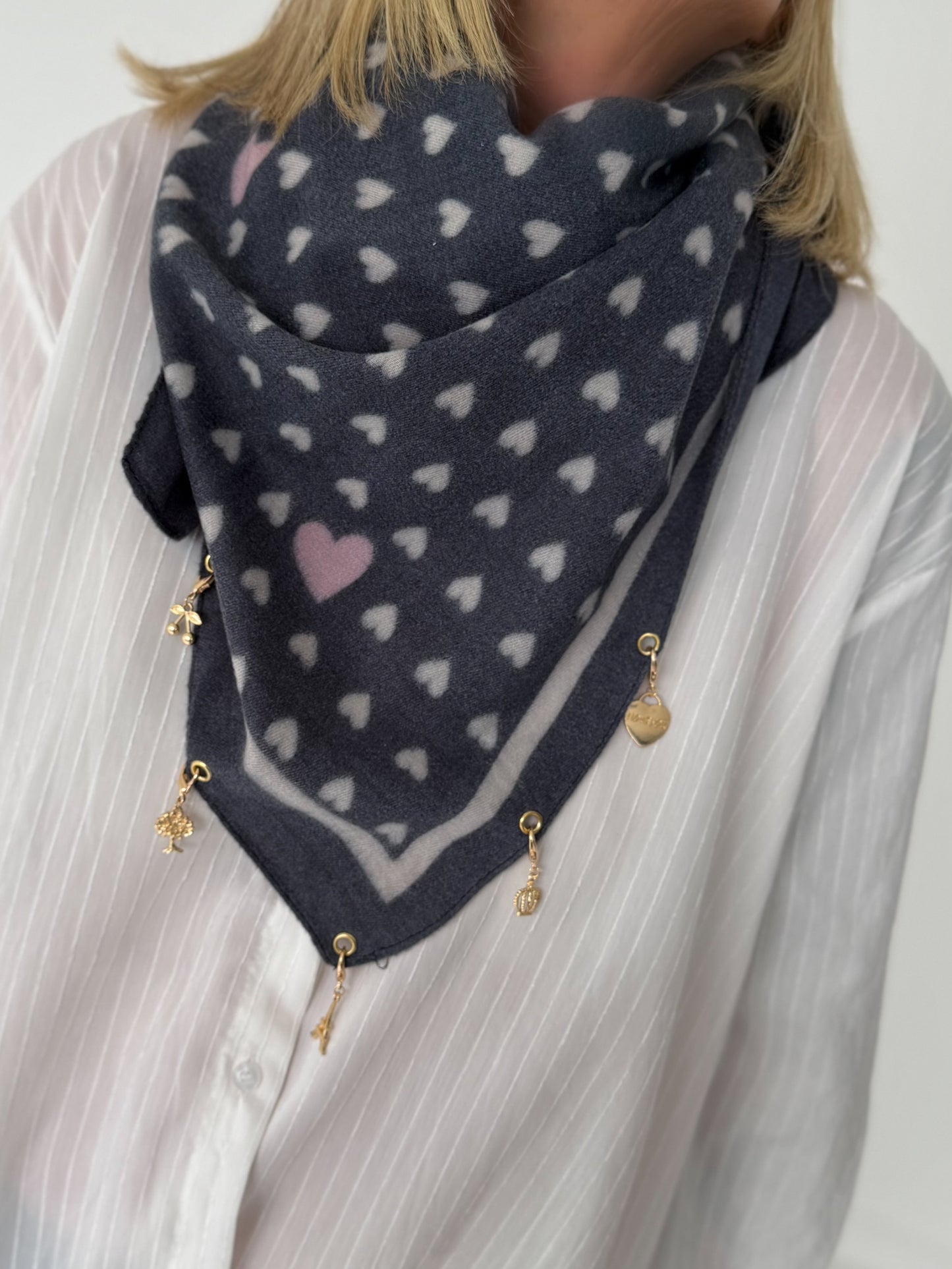 Dreieckstuch mit All Over Herz-Print und Charms - anthrazit-beige