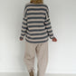 Gestreifter Strickpullover mit V-Ausschnitt - grau-beige