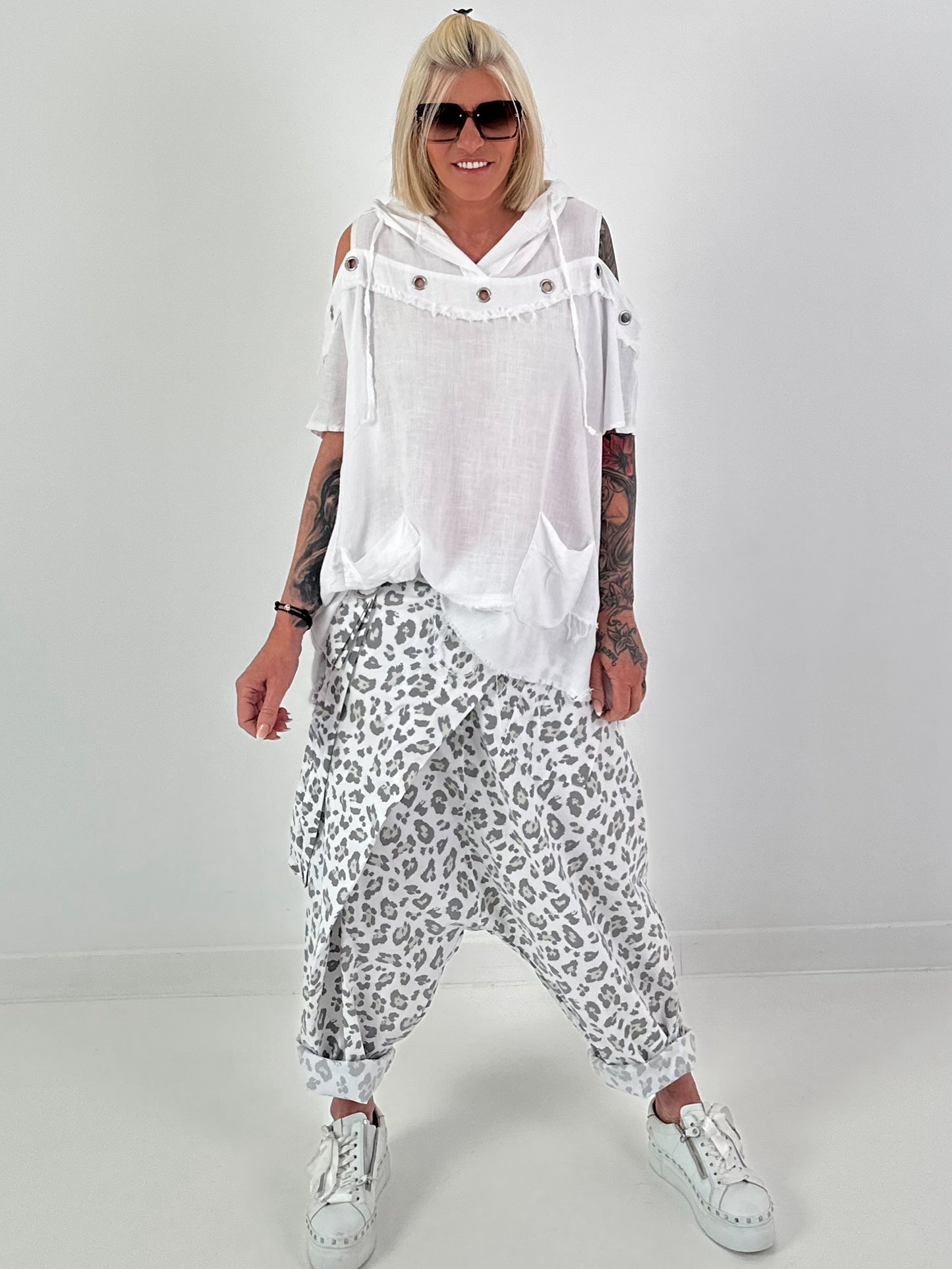 Leinen Shirt mit Ösen und Schulter Cut-Outs - weiss