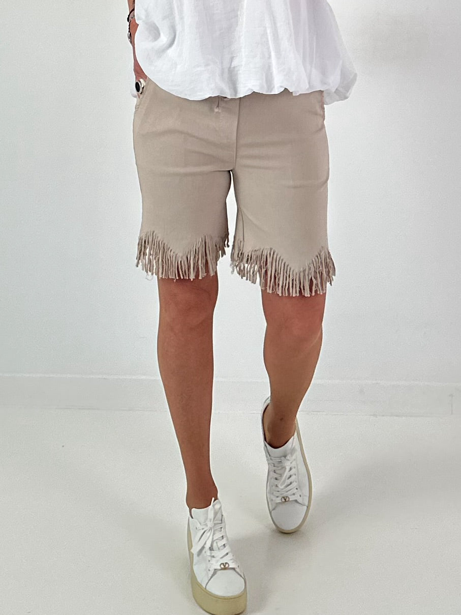 Kurze Hose mit fransigem Abschluss -beige