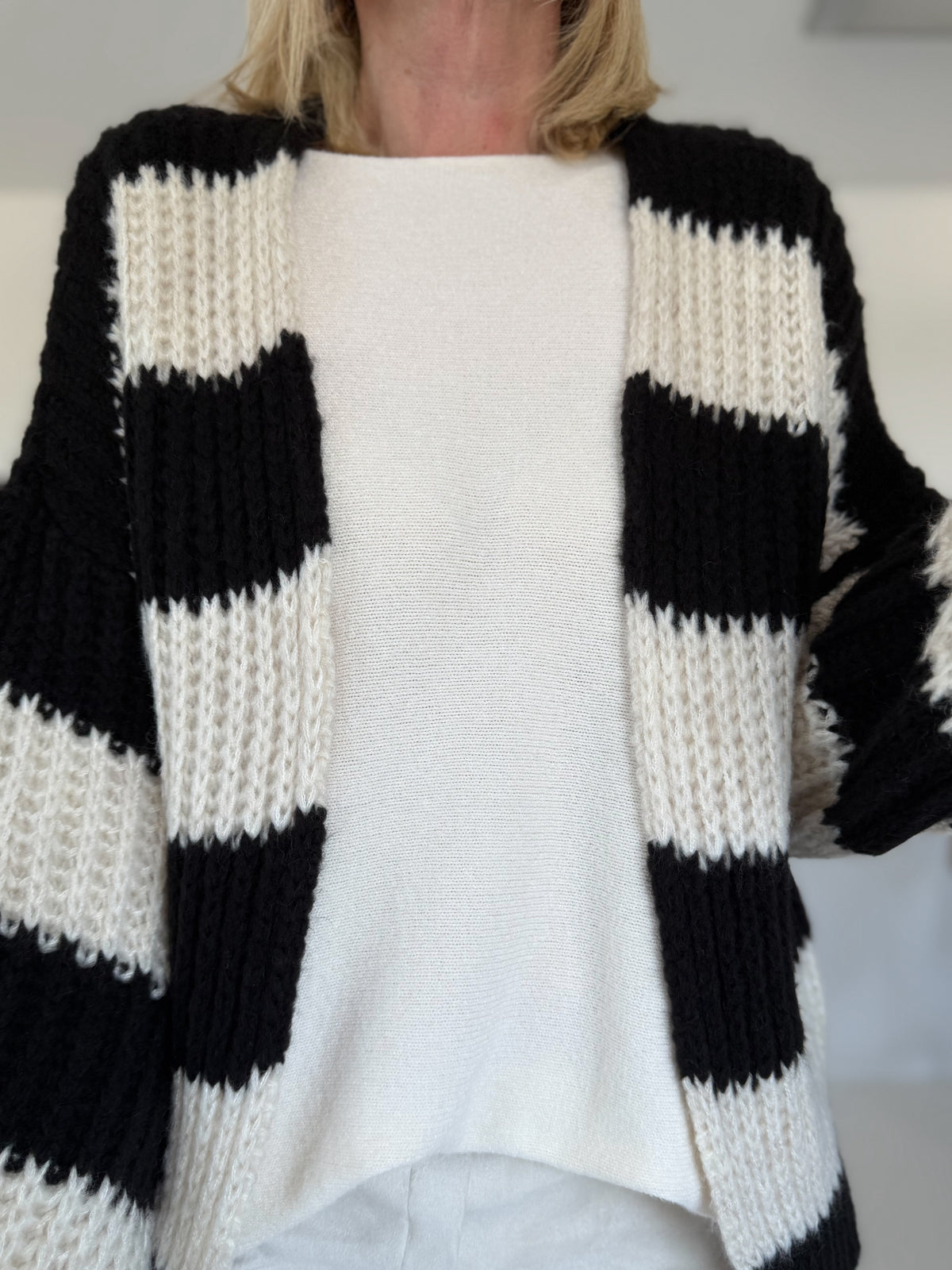 Strickjacke mit Blockstreifen - schwarz-beige