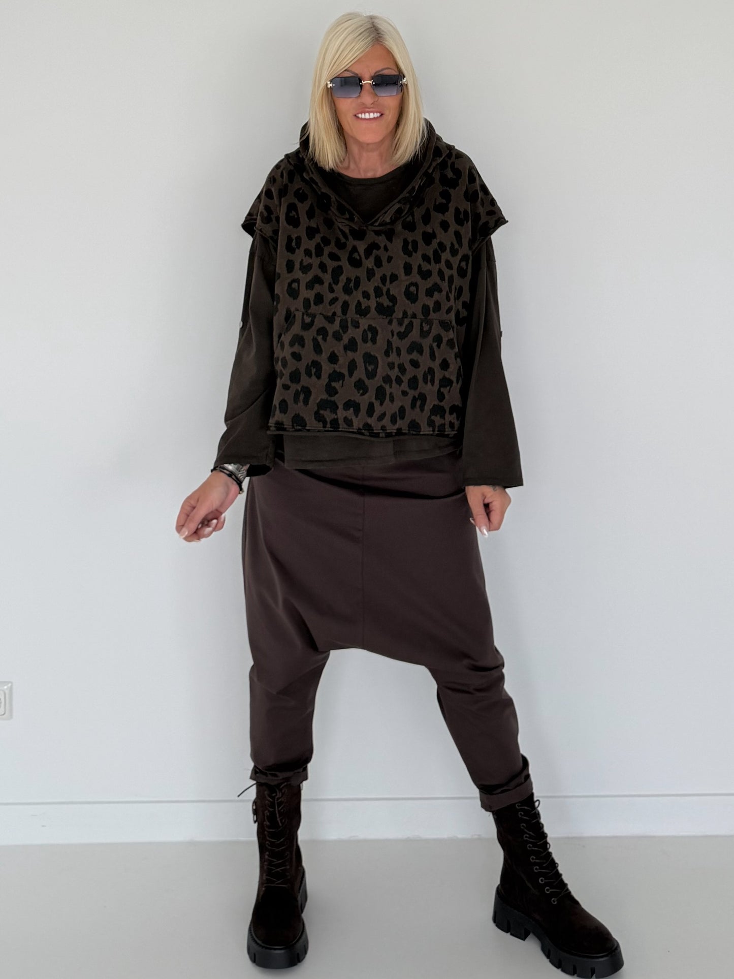 Kurzarm-Hoodie mit All Over Leo-Print - mokka