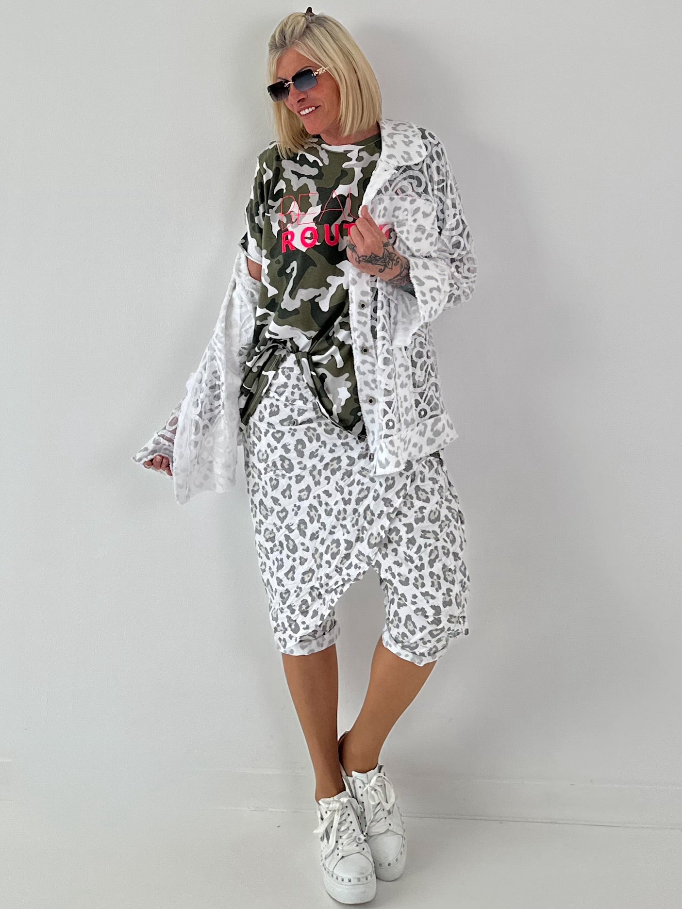 Jeansjacke mit Leo und floralem Netzeinsatz - weiss