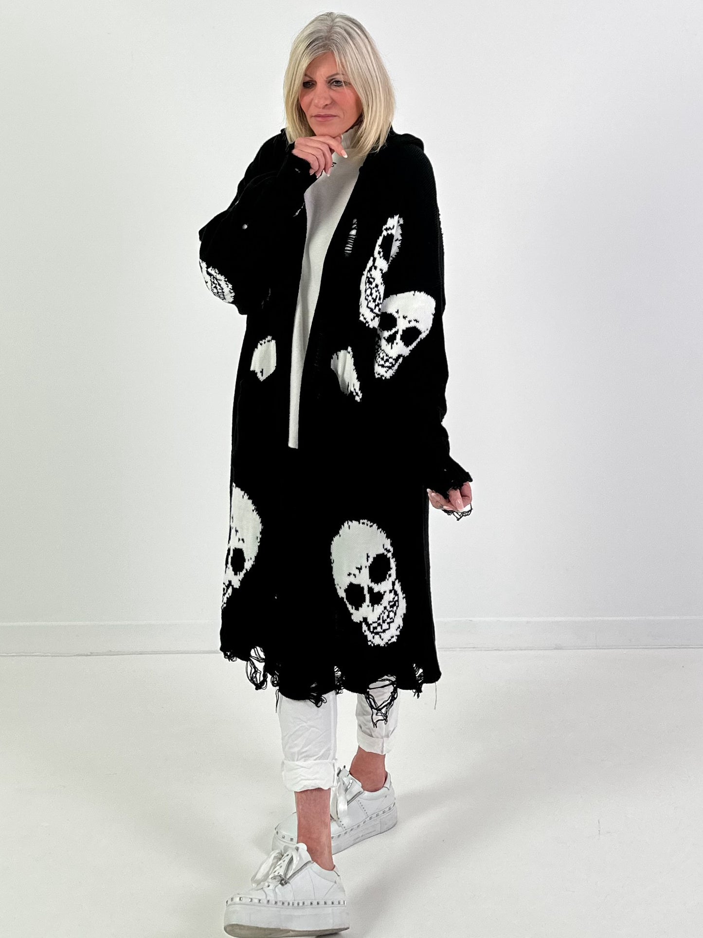 Oversized Strickmantel mit Kapuze Modell "Skull" - schwarz-weiss ( lieferbar ab ca. 13.12.25)