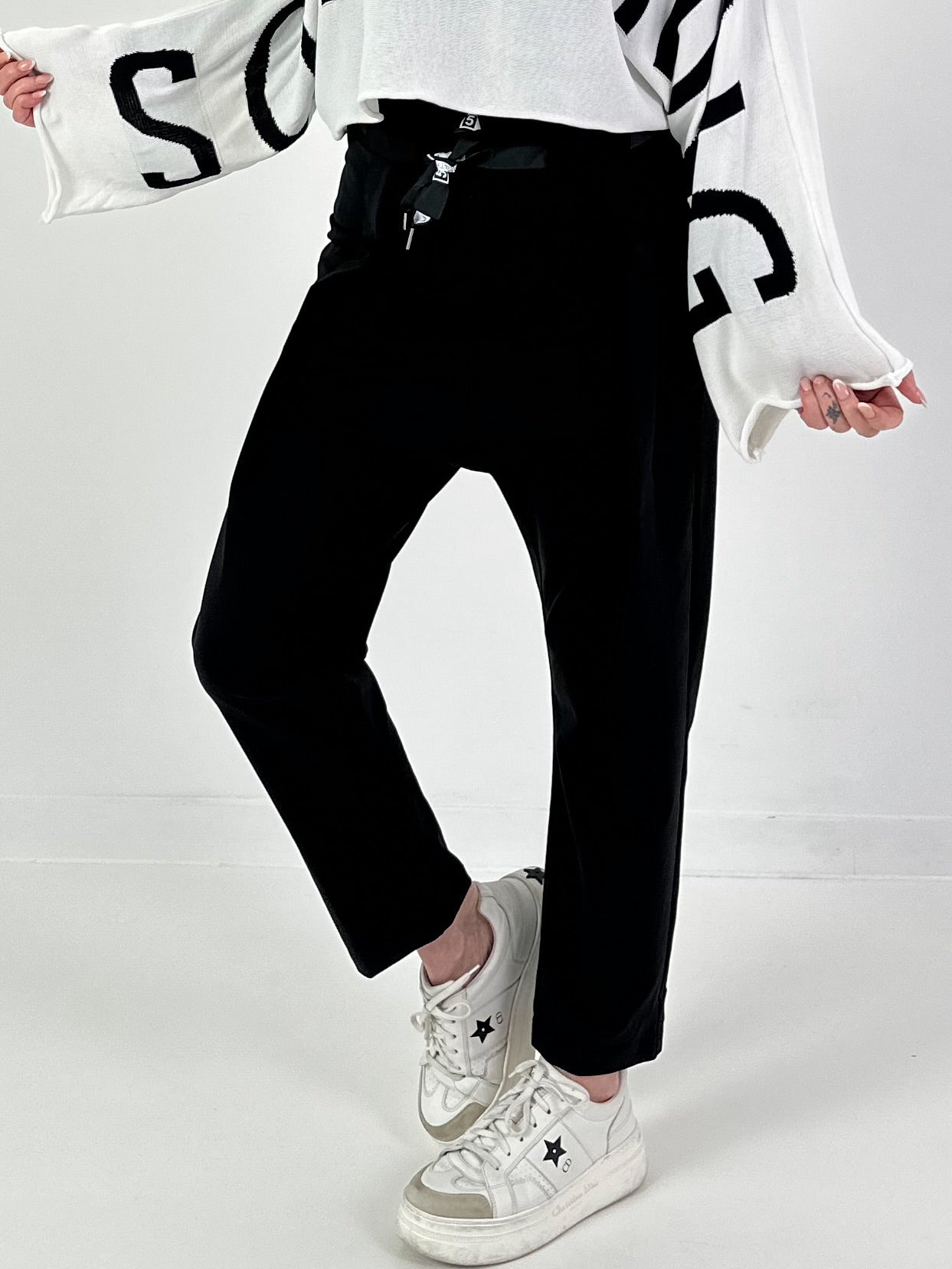 Trousers with wide pleats - black