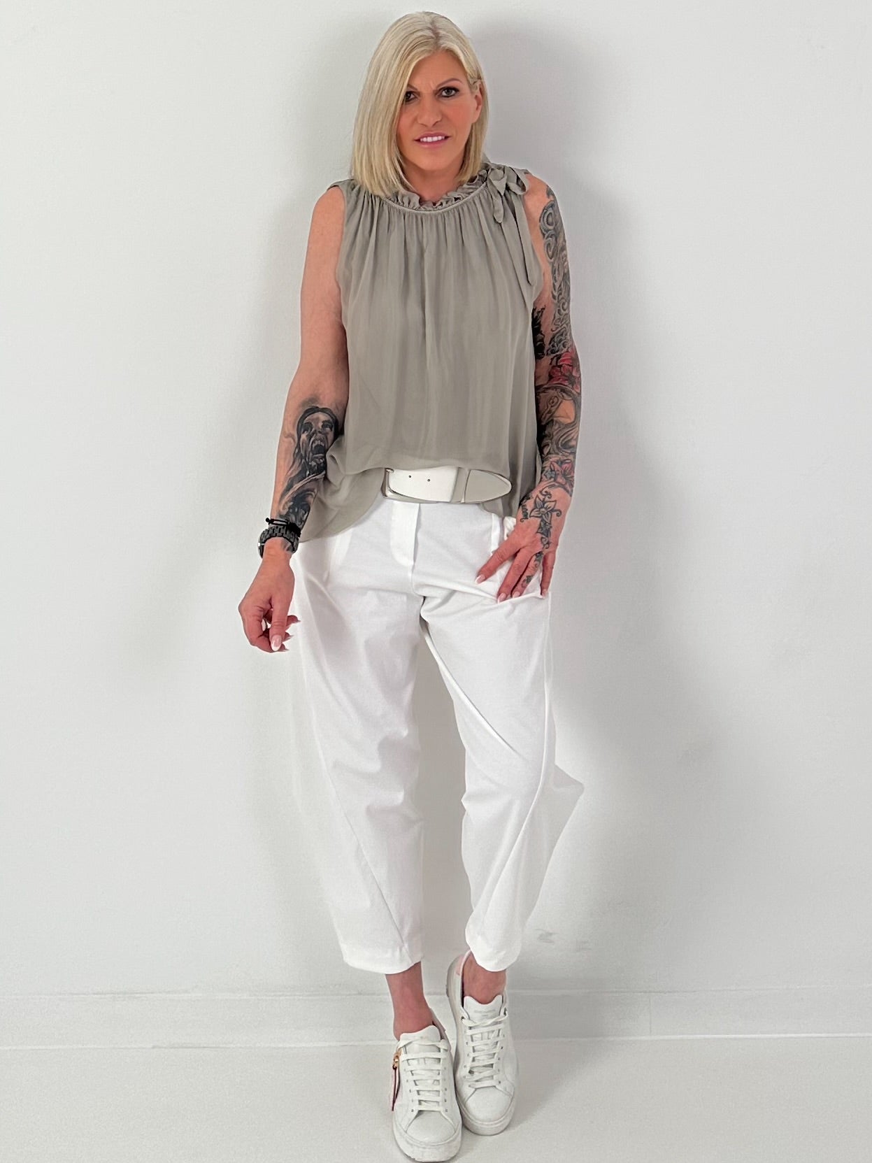 Seidentop mit Rüschenkragen und Schleife - taupe