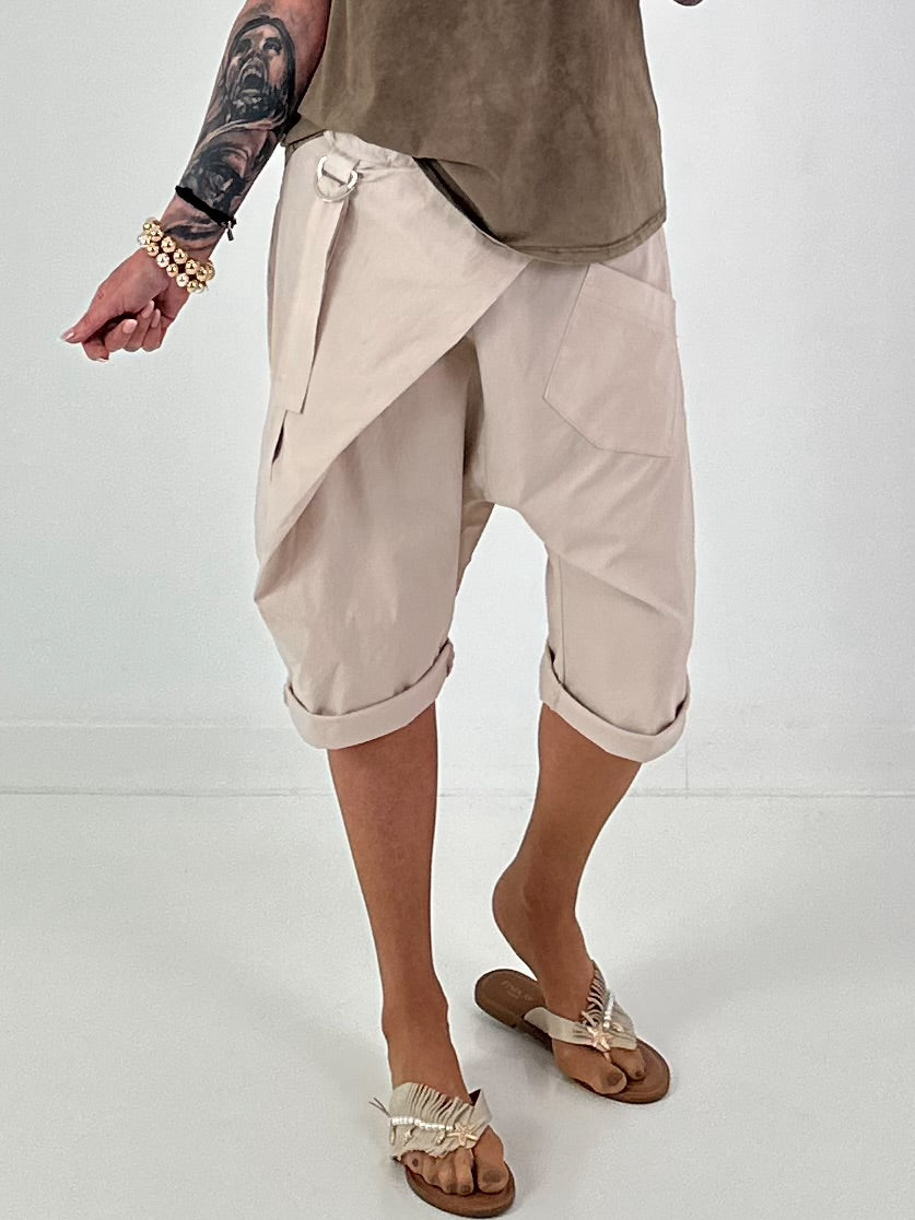 Short baggy shorts with overlap - beige