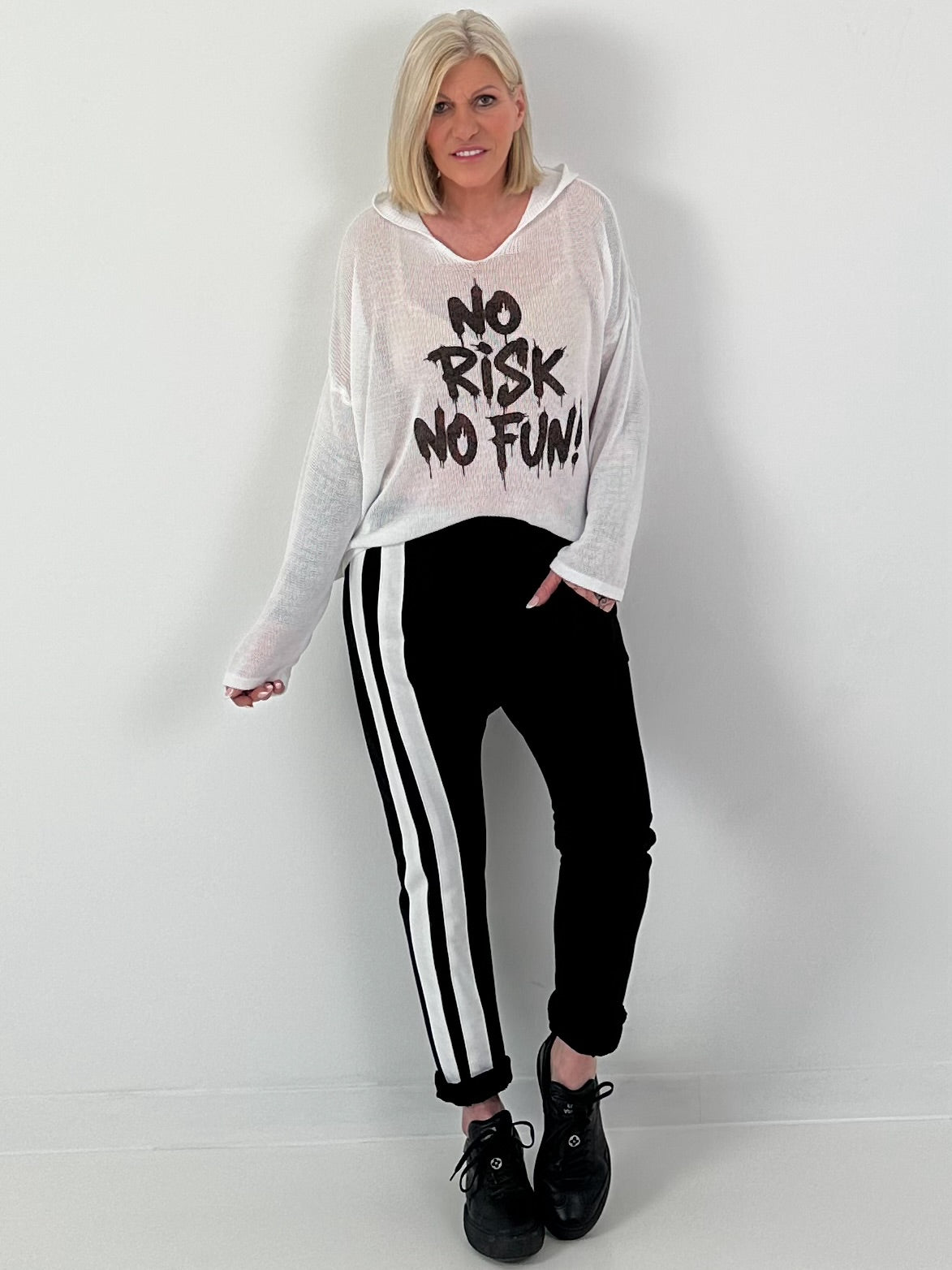 Leichter Strickpulli mit Kapuze No Risk No Fun - weiss