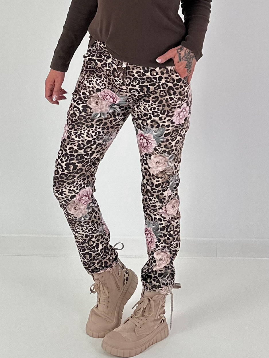 Hose in Wildleder-Optik mit Leo Print und floralem Muster - beige - mehrfarbig
