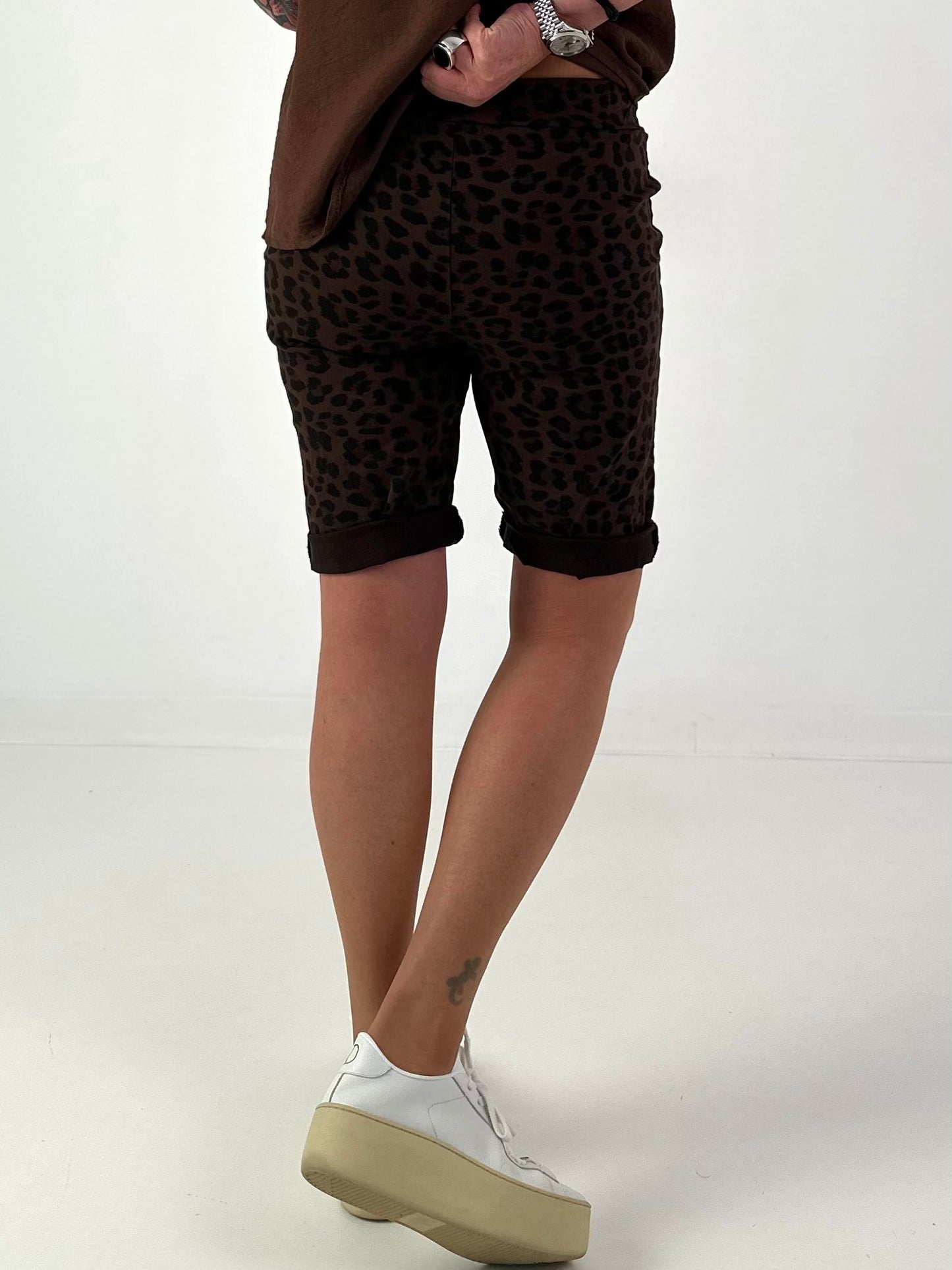 Kurze Hose im Leo Look- schoko