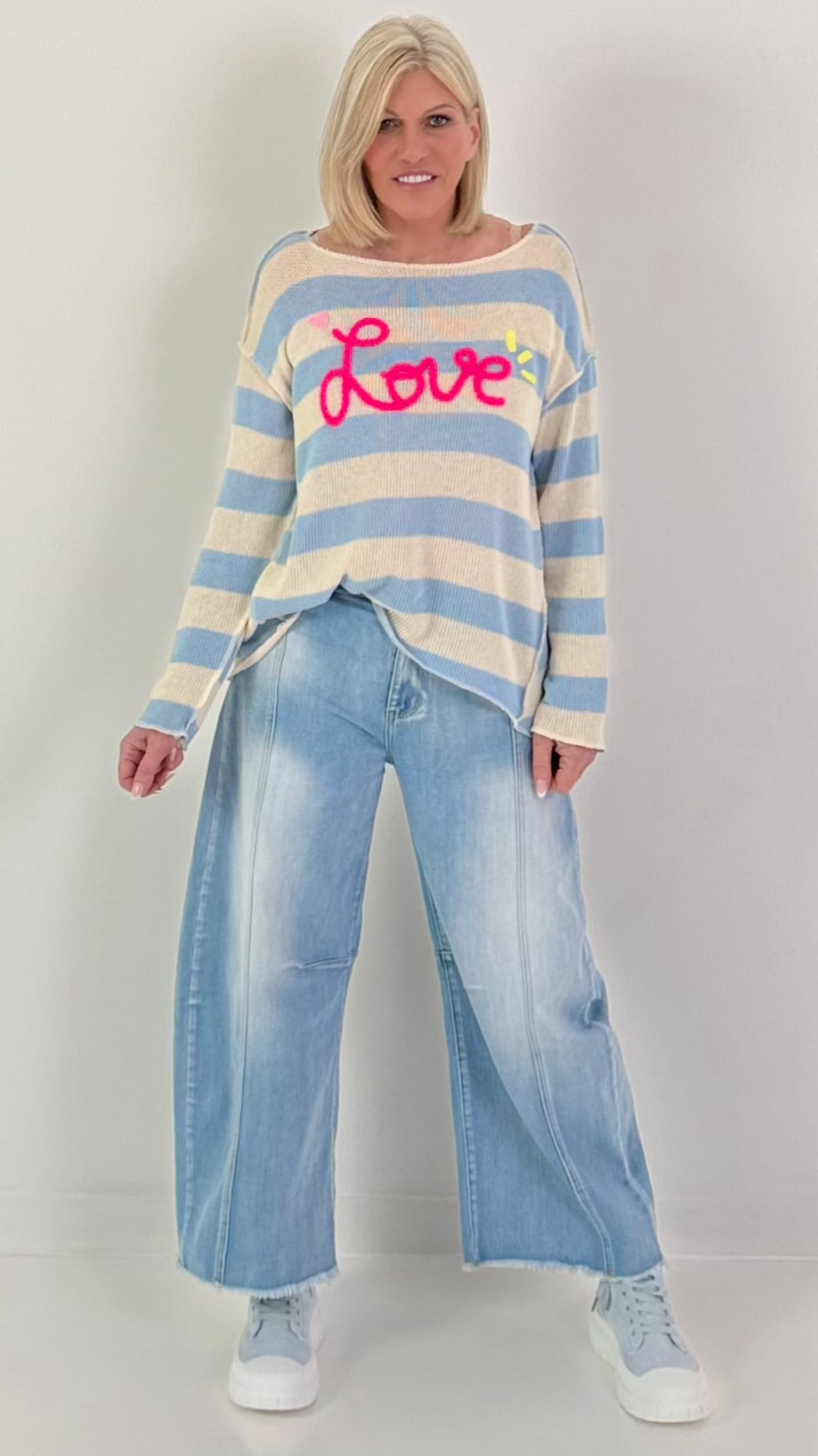Gestreepte gebreide trui Love - lichtblauw en wit