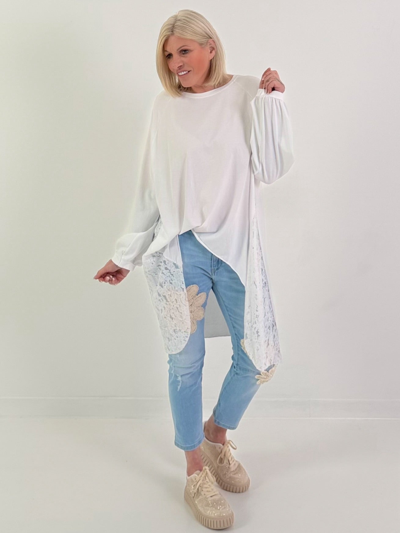 Oversized Long-Shirt mit seitlichen Spitzeneinsätzen - weiss