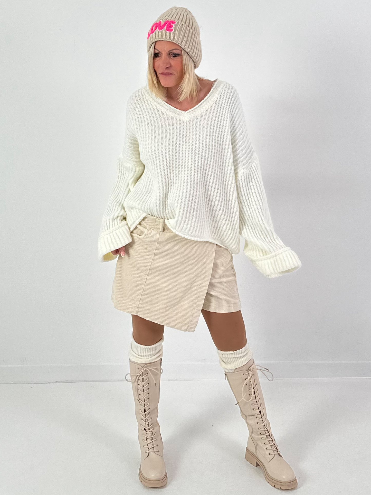 V-hals trui met wijde mouwen, model "Soft Horizon" - ecru