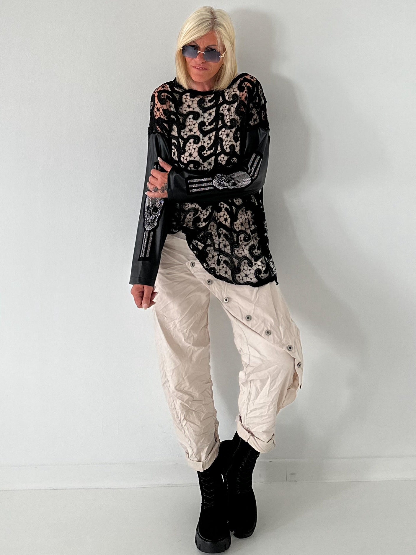 Stylisches oversized Spitzenshirt mit Details Skull - schwarz