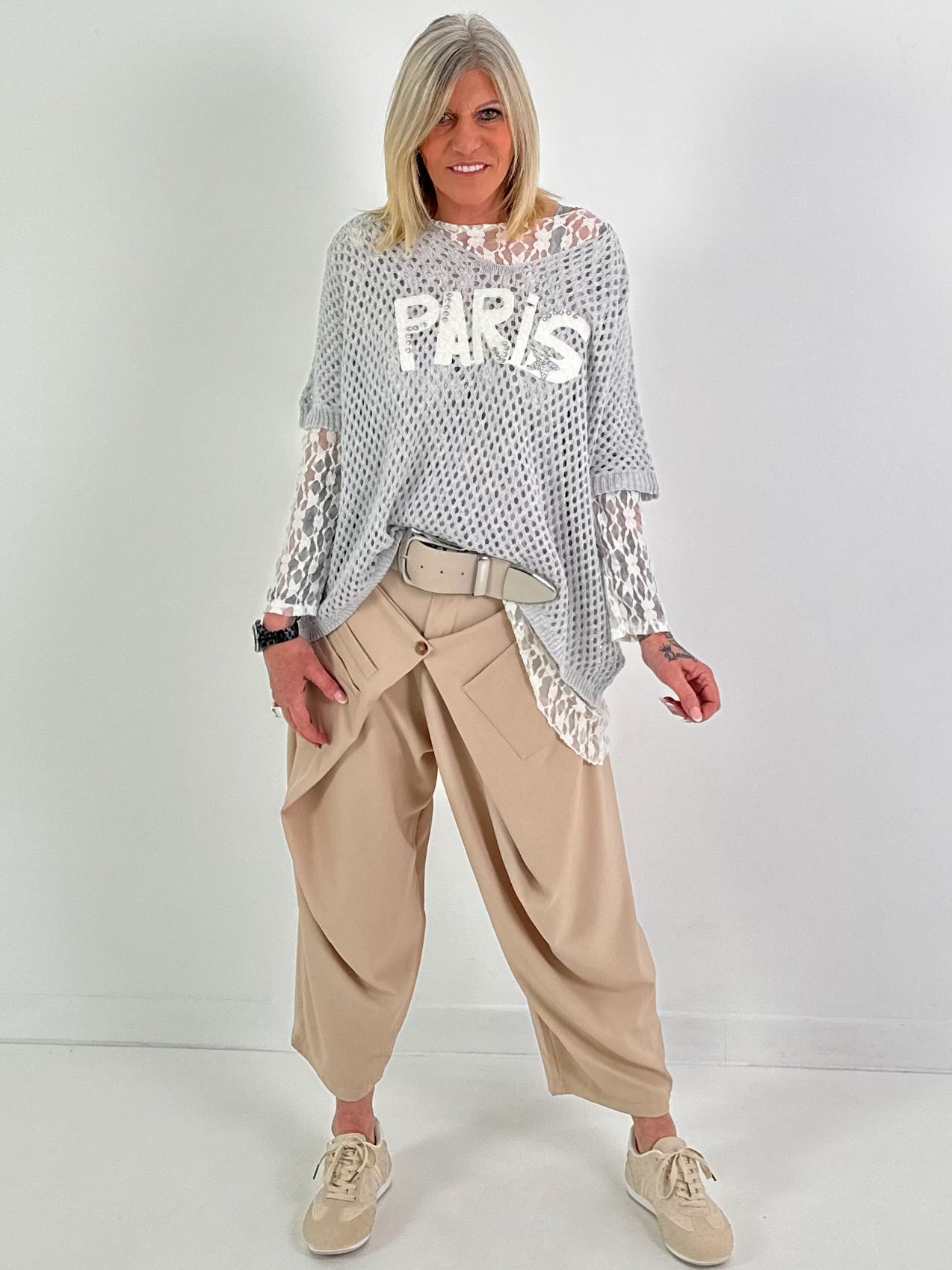 Häkelshirt mit Print - hellgrau