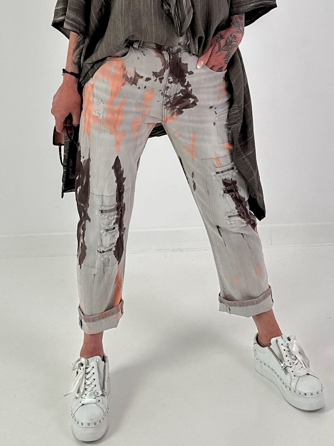 Jeans mit Batikmuster - grau-neonorange-dunkelbraun