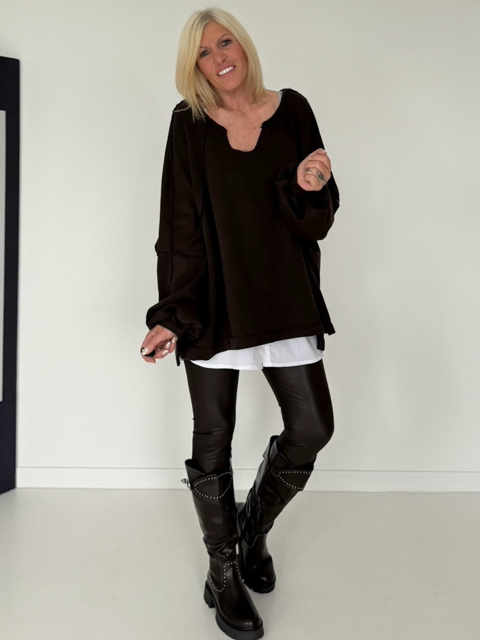 Oversized Sweater mit V-Neck und Inside-Out-Nähten - mokka ( lieferbar ab ca. 16.10.26)
