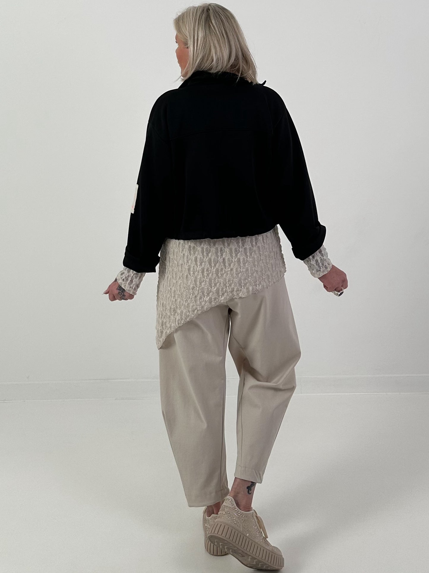 Kurze Jacke mit Knopfleiste und Patch - schwarz