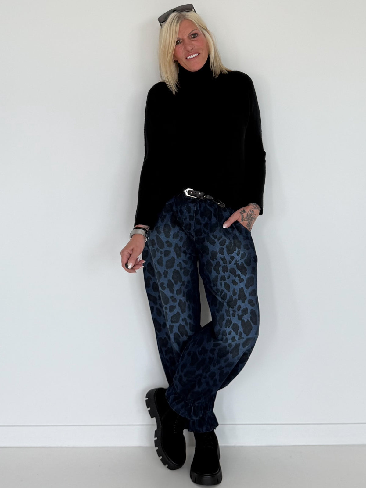 Jeans-Pumphose im Allover-Leoprint mit Gürtel - dark-denim