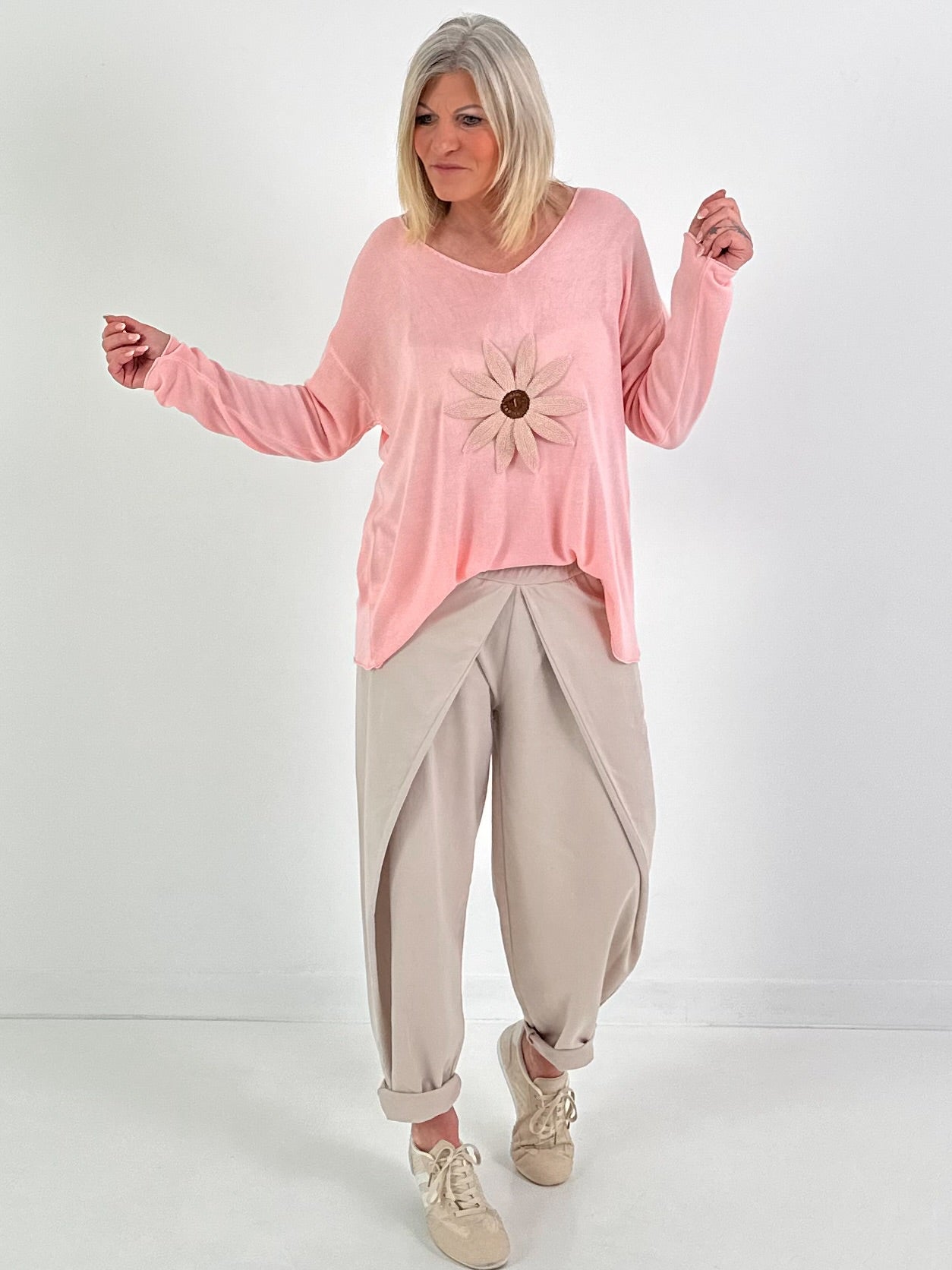 Pullover mit Häkelblume - rosa