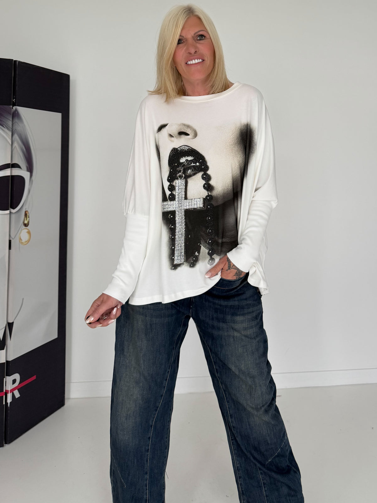 Sweater mit Stulpenärmeln und Strassmotiv Woman & Cross - ecru