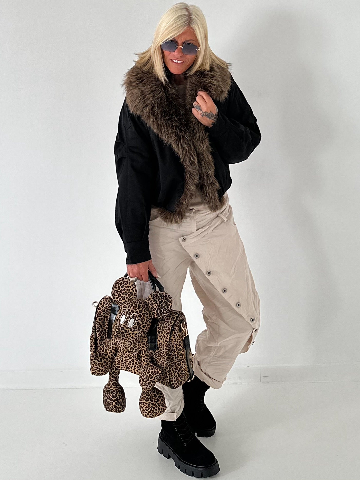 Jacke mit Fellkragen - schwarz