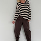 Gestreifter Strickpullover mit V-Ausschnitt - mokka-beige