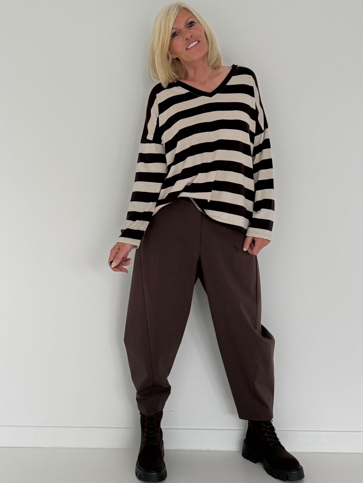 Gestreifter Strickpullover mit V-Ausschnitt - mokka-beige