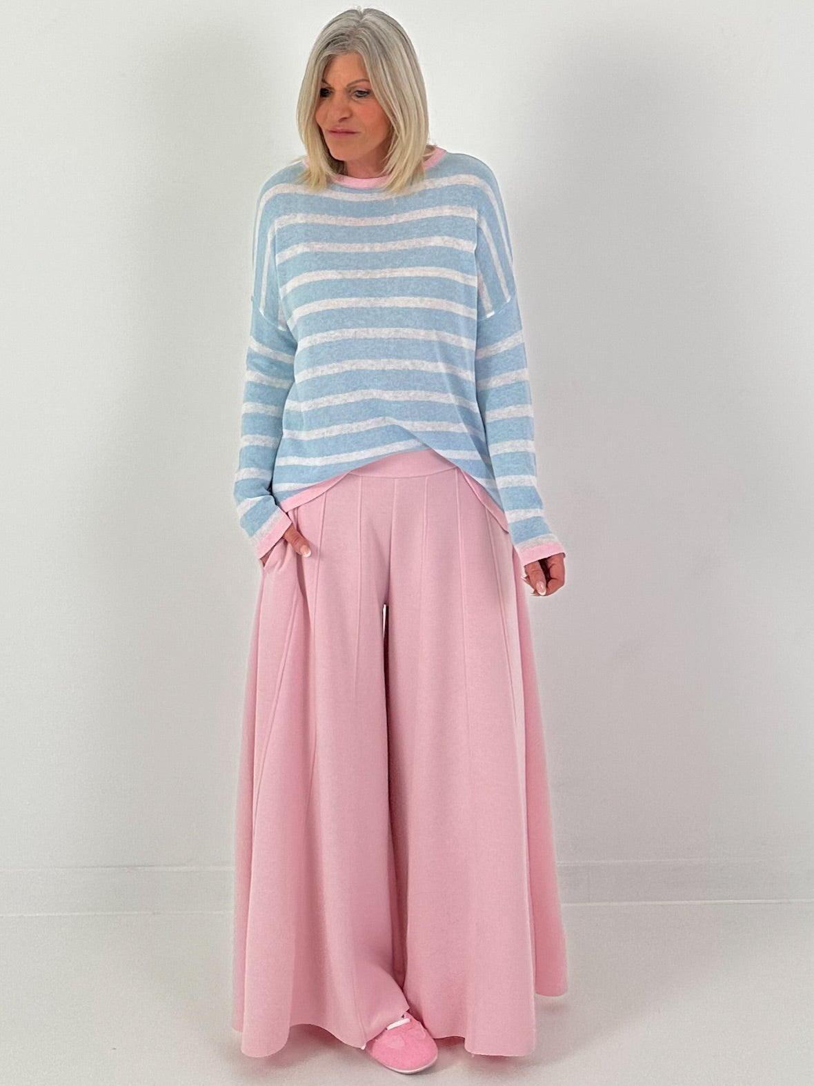 Leichter Pullover mit Streifen - hellblau-weiss